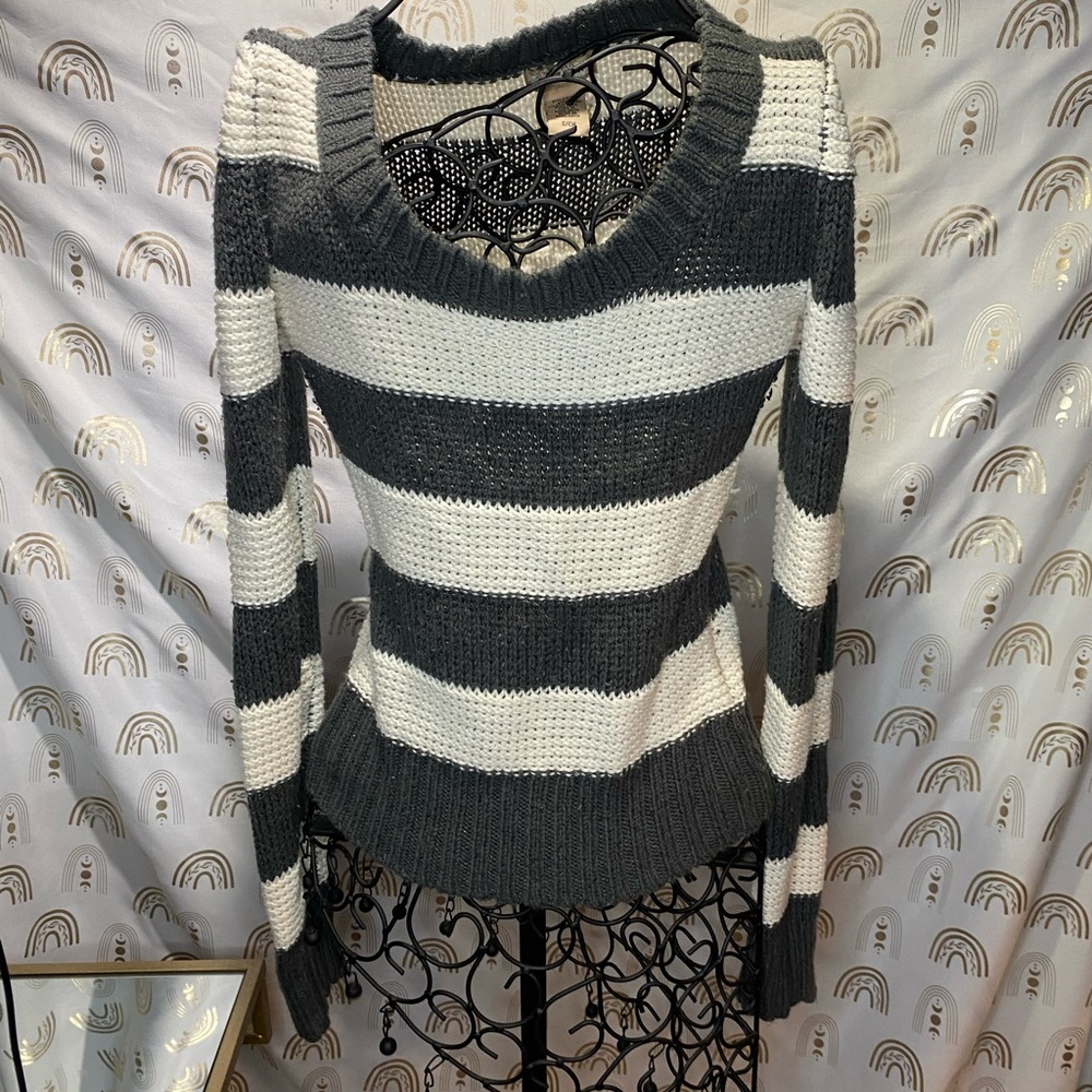 Arizona Jean Company Gray and White Crew Neck Sweater
